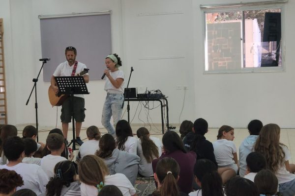 התכנסות שכבות ה'-ו' לציון אירועי 7.10